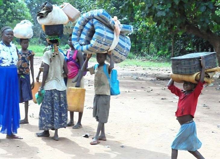 Riimenze, South Sudan refugees carrying belongings